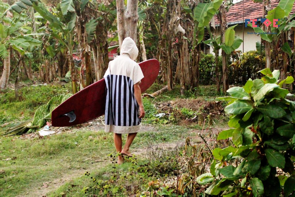Surf Poncho and Changing Robe that make changing after surf or while traveling more easy and fresh. Limited Edition made with Hand-loomed Fabric from Sri Lanka.